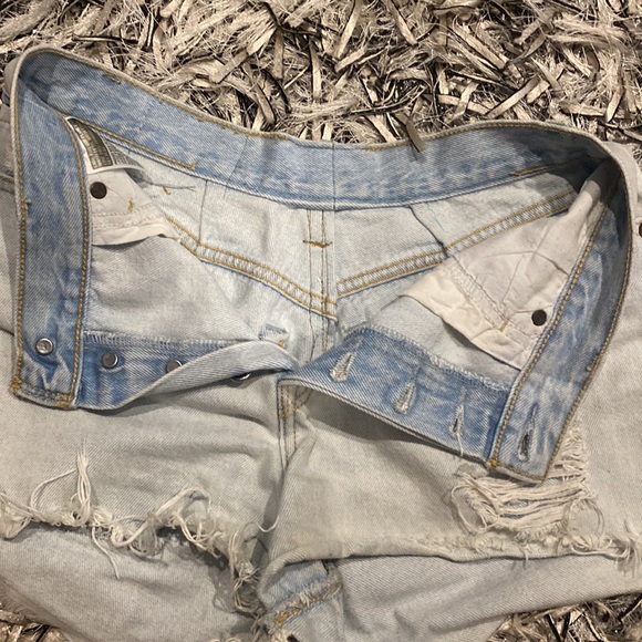 Levi’s High Waisted Shorts - Picture 3 of 6